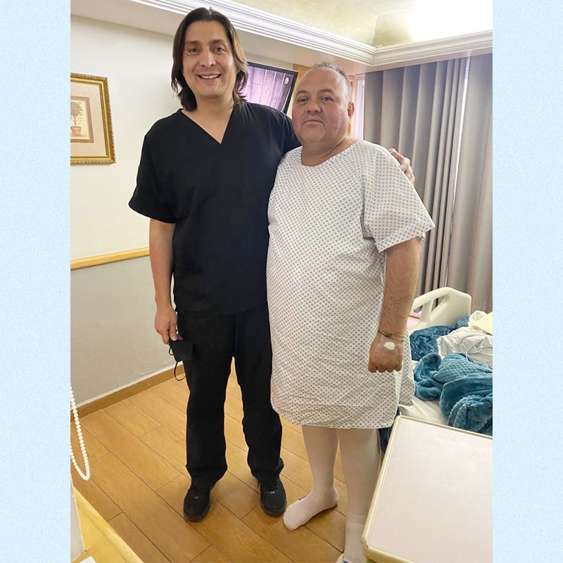 paciente masculino con obesidad antes de cirugía acompañado del Dr. Galindo